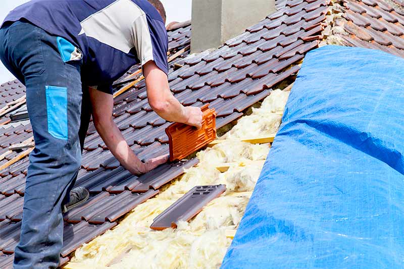 Travaux de couverture - PROMEUCHE : artisan couvreur toiturier en Belgique : Namur, Jumet Charleroi …. Travaux de couverture et faîtage en neuf et en rénovation - Dépannage urgent fuite de votre toiture ! Pose fenêtre de toit Vélux. Pose de zinguerie : gouttières, chéneaux, bandes de rives, noues, descentes, abergements et pieds de cheminée. …PROMEUCHE est une entreprise artisanale en Belgique : Région Wallonne, Flamande et Bruxelles