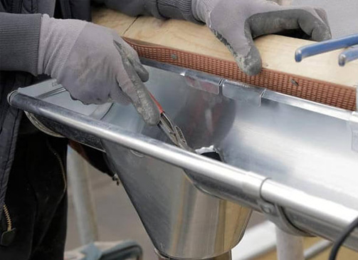 Travaux de couverture - PROMEUCHE : artisan couvreur toiturier en Belgique : Namur, Jumet Charleroi …. Travaux de couverture et faîtage en neuf et en rénovation - Dépannage urgent fuite de votre toiture ! Pose fenêtre de toit Vélux. Pose de zinguerie : gouttières, chéneaux, bandes de rives, noues, descentes, abergements et pieds de cheminée. …PROMEUCHE est une entreprise artisanale en Belgique : Région Wallonne, Flamande et Bruxelles