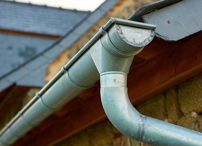 PROMEUCHE : Artisan couvreur, toiturier et peintre en Belgique : Namur, Jumet Charleroi ... Travaux de charpente, traitement des bois, couverture, pose de veaux, zinguerie, nettoyage démoussage peinture hydrofuge toiture, étanchéité toit plat terrasse plateforme roofing, isolation toit / comble, nettoyage démoussage imperméabilisation ravalement peinture façade et nettoyage des extérieurs. PROMEUCHE est une entreprise artisanale en Belgique : Région Wallonne, Flamande et Bruxelles.